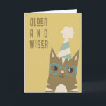 Äldre och Wiser | Funny Cat Vuxen Birthday Kort<br><div class="desc">Detta är en vektorillustration av ett tabby katt med glasögon med grönt. Han har på sig en party hatt. I texten står det "Äldre och Wiser". Skicka det här roligten till en vän som åldras men som har en känsla för humor om det!</div>