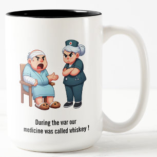 Äldre patienter Yelling at an Exhausted Nurse Två-Tonad Mugg