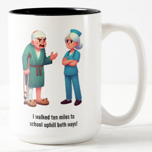 Äldre patienter Yelling at an Exhausted Nurse Två-Tonad Mugg