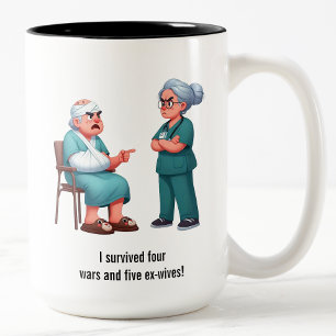 Äldre patienter Yelling at an Exhausted Nurse Två-Tonad Mugg