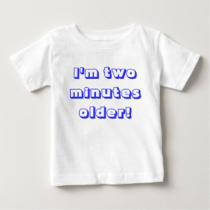 Äldre tvillingpojke.. Jag är två minuter äldre! Tee Shirt
