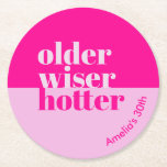 Äldre, Wiser, Värre minimum Fet Rosa Birthday Underlägg Papper Rund<br><div class="desc">Fira i stil och lägg till en något sofistikerad vuxen-födelsedagsfest med våra underlägg på vuxen "Älder, Wiser, Hotter". Dessa vackert designade pappra tallrikar har ett minimalistiskt, djärvt rosa tema som utstrålar elegans och charm. Temat "Äldre, Wiser, Hotter" fångar perfekt det centrala i att fira ytterligare ett år av livets erfarenheter...</div>