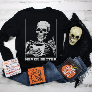 Aldrig bättre Skeleton som dricker kaffe Halloween T Shirt