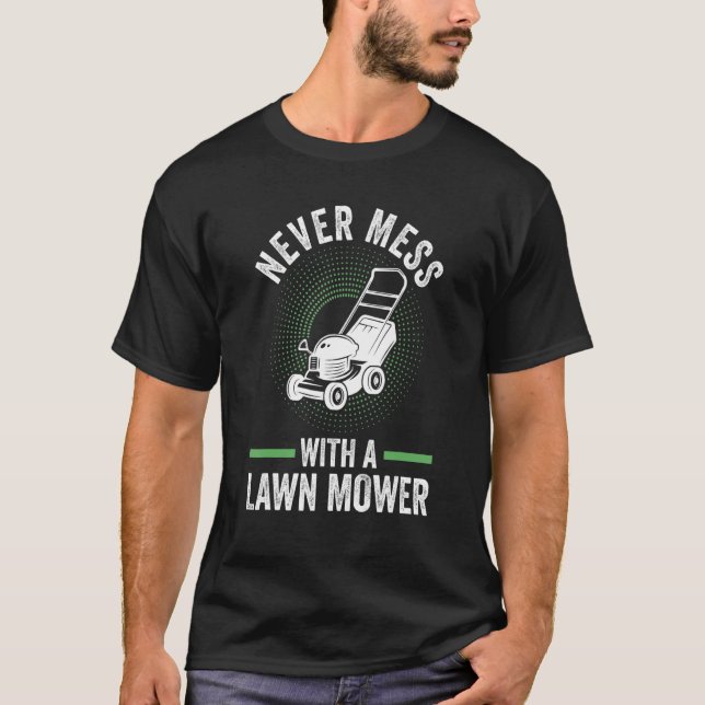 aldrig bråka med en gräsklippare gräsklippare t shirt (Framsida)