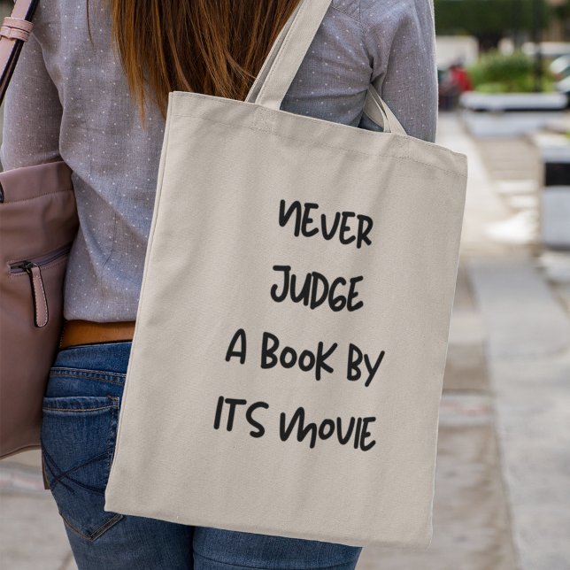 Aldrig döma en Bok av sin film Quirky Bok Älskare Tygkasse (Shop today and let the world know you appreciate the beauty of both words and images!)