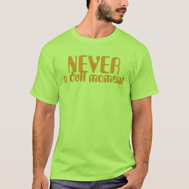 Aldrig ett tråkigt ögonblick t-shirt (Framsida)