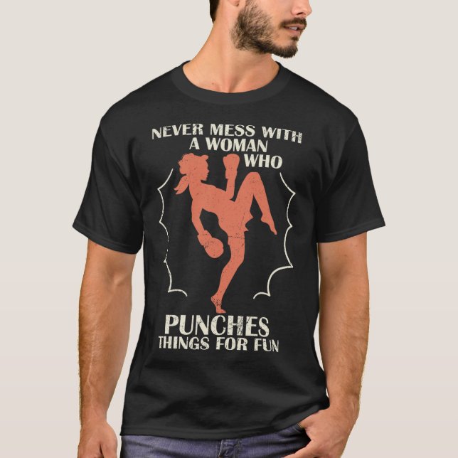 Aldrig Fåta Dig Med Kvinna Som Slår Saker För Nöje T Shirt (Framsida)