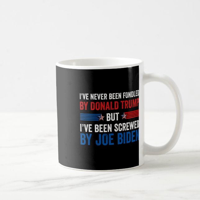 Aldrig Fondated av Donald Trump men Joe Biden 2 Kaffemugg (Höger)