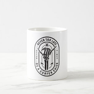 Aldrig för sent Skeleton Surfer Chick Ocean Vibes Kaffemugg