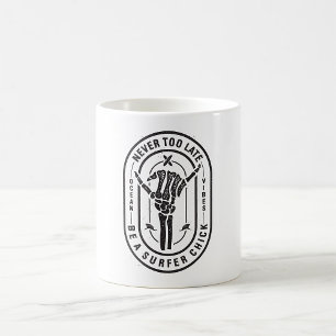 Aldrig för sent Skeleton Surfer Chick Ocean Vibes Kaffemugg