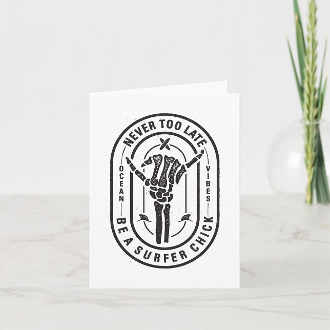 Aldrig för sent Skeleton Surfer Chick Ocean Vibes Kort (Skapare uppladdad)