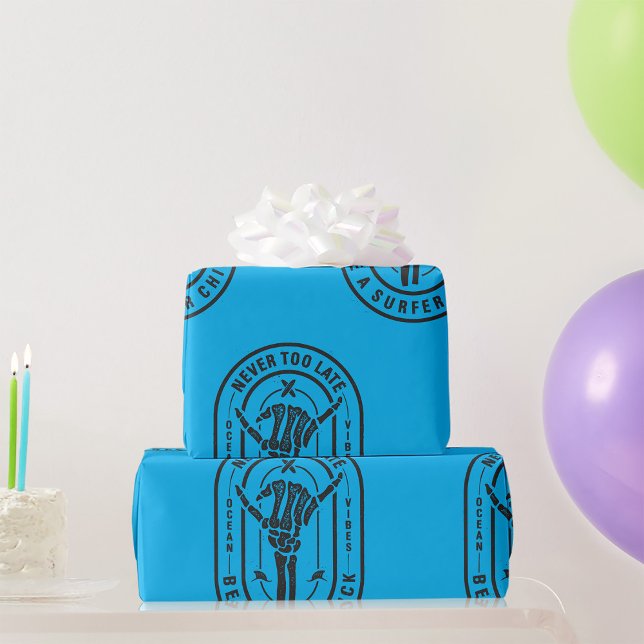 Aldrig för sent Skeleton Surfer Chick Ocean Vibes Presentpapper (Skapare uppladdad)