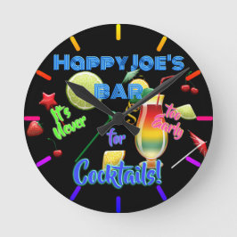 Aldrig för tidigt för Cocktail Neon Personlig Rund Klocka