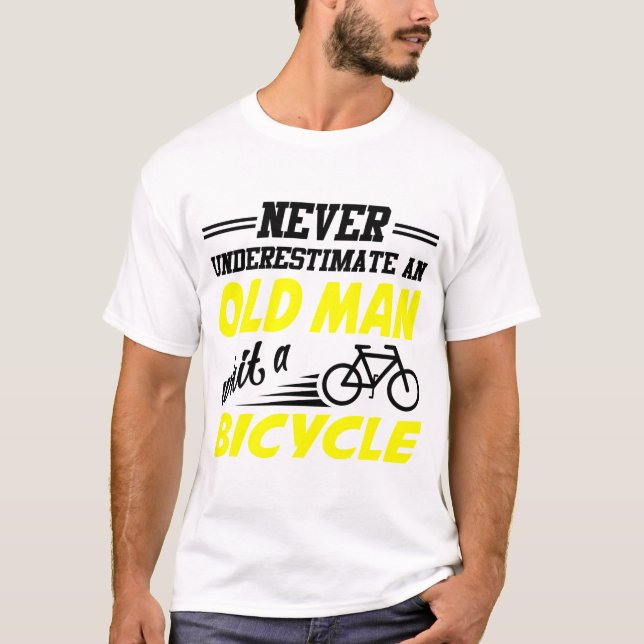 ALDRIG FÖRDERESTIMERA EN GAMMAL MAN MED EN BICYCLE T-SHIRT (Framsida)