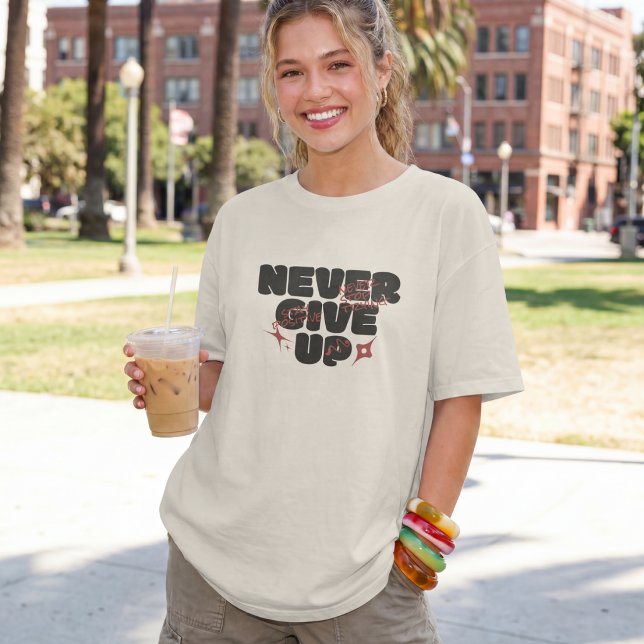 Aldrig Ge Upp Inspirerande Typografi T Shirt (Skapare uppladdad)