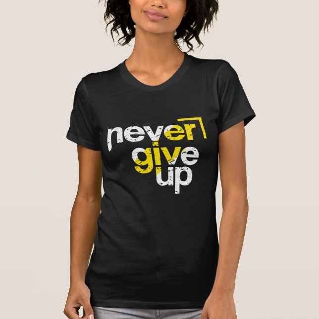 Aldrig Ge Upp Motiverande Distressed Typografi T Shirt (Framsida)
