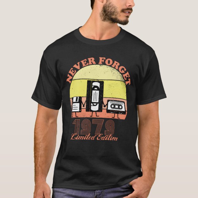 Aldrig glömma 1979 Födelsedagsbegränsad utgåva Vin T Shirt (Framsida)