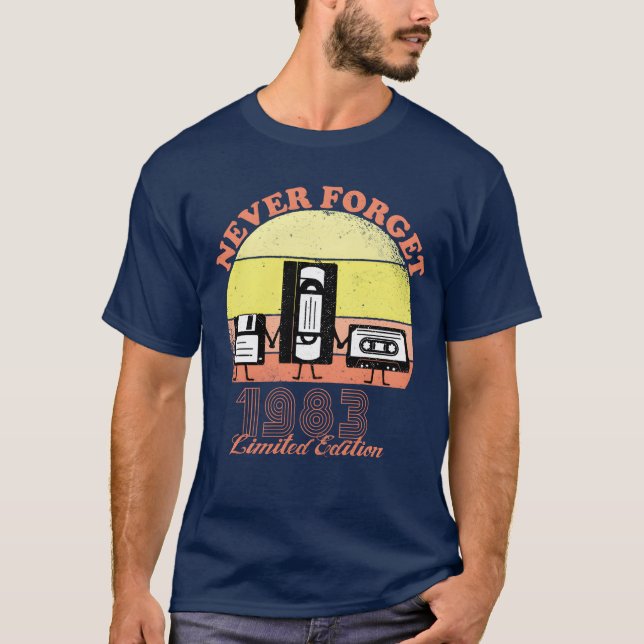 Aldrig glömma 1983 Födelsedagsbegränsad utgåva Vin T Shirt (Framsida)