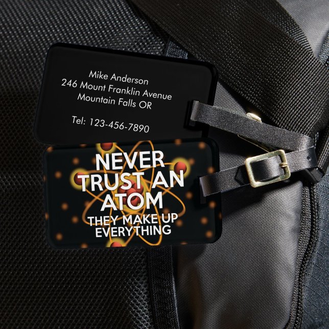 ALDRIG LITA PÅ EN ATOM Vetenskaplig skämt Bagagebricka (NEVER TRUST AN ATOM Science Joke Luggage Tag)