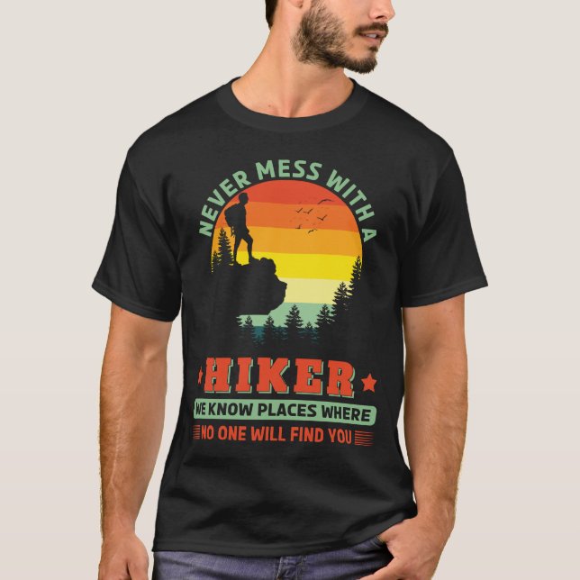 Aldrig  med en hiker-sköld utomhus t shirt (Framsida)