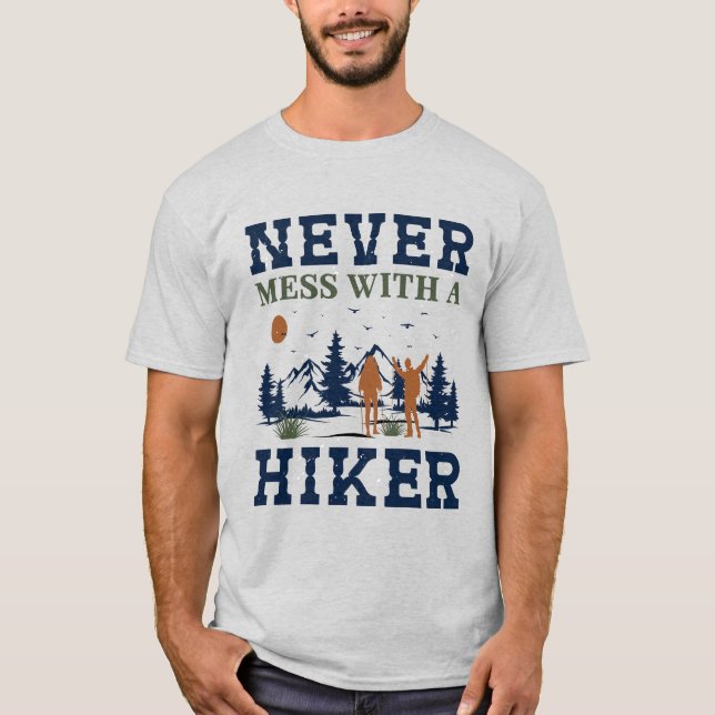Aldrig  med en hiker - Ultimate Äventyr T Shirt (Framsida)