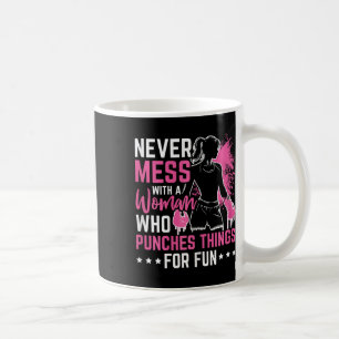 Aldrig med en kvinna som Slår Sak för Roligt Kaffemugg