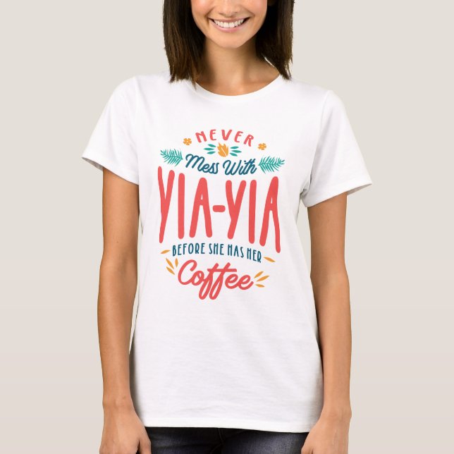  aldrig med Yia-Yia innan hon har sin kaffe T Shirt (Framsida)