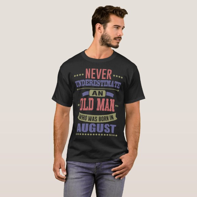ALDRIG OFÖRDERESTIMERADE EN GAMMAL MAN I AUGUST T SHIRT (Hel framsida)