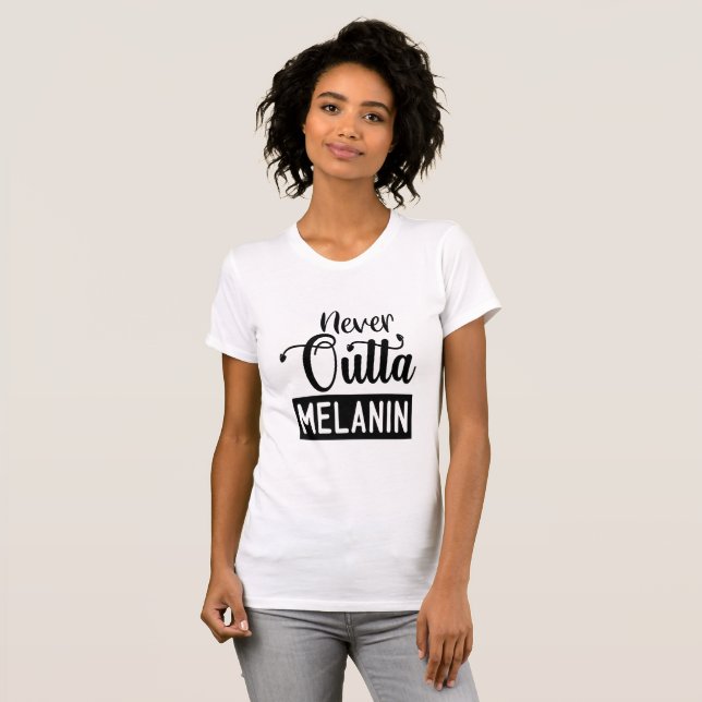 Aldrig Outta Melanin Jersey T-Shirt (Hel framsida)