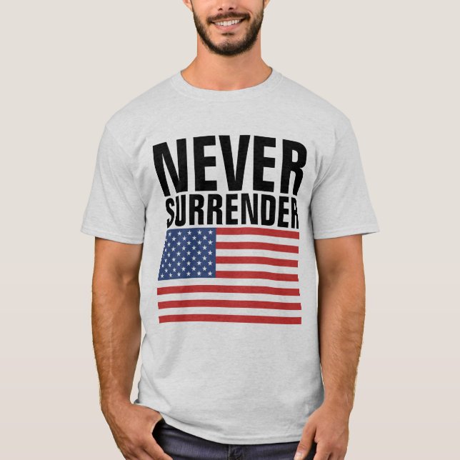 ALDRIG ÖVERLÄMNANDE PATRIOTISKA PATRIOT T-SHIRTS (Framsida)