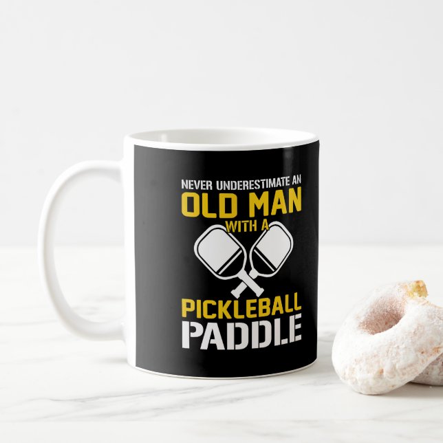 Aldrig underskatta eller gammal man med Pickleball Kaffemugg (Med munk)
