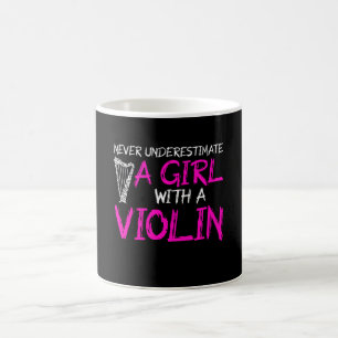 aldrig underskatta en flicka med en fiol kaffemugg