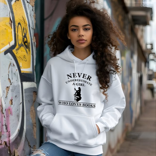 aldrig underskatta en flicka som kärlek bokar t shirt (Skapare uppladdad)