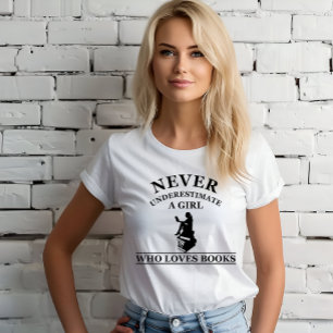 aldrig underskatta en flicka som kärlek bokar t shirt
