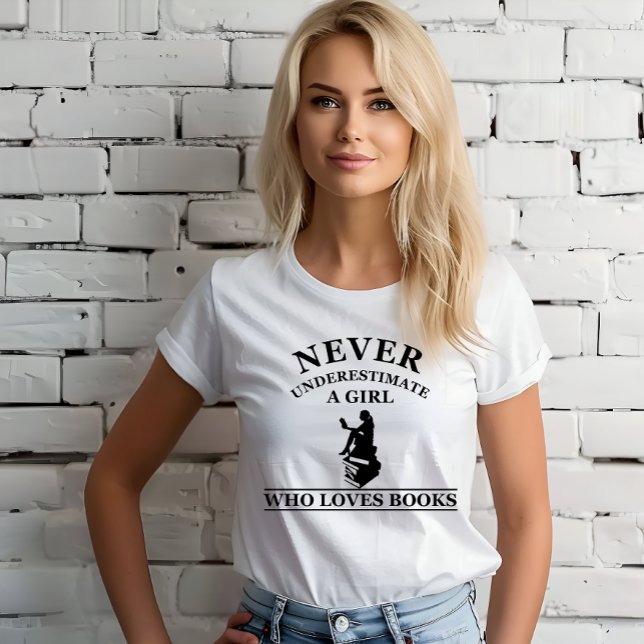 aldrig underskatta en flicka som kärlek bokar t shirt (Skapare uppladdad)