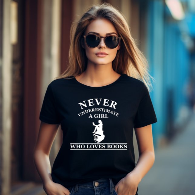 aldrig underskatta en flicka som kärlek bokar t shirt (Skapare uppladdad)