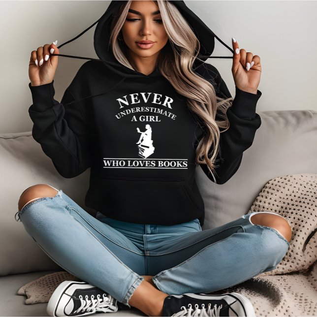 aldrig underskatta en flicka som kärlek bokar t shirt (Skapare uppladdad)