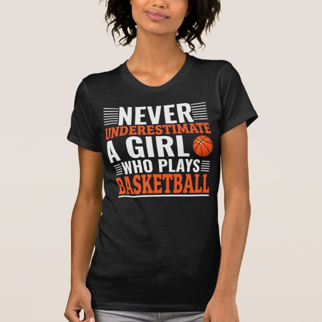 Aldrig underskatta en flicka som spelar basket t shirt (Framsida)