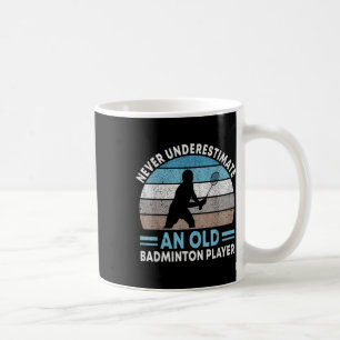 Aldrig underskatta en gammal badmintonspelare fjäd kaffemugg