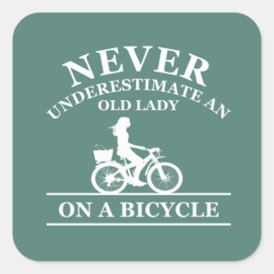 Aldrig underskatta en gammal dam på en cykel fyrkantigt klistermärke