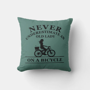 Aldrig underskatta en gammal dam på en cykel kudde