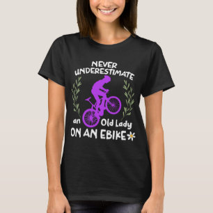 Aldrig underskatta en gammal Dam på en Ecykel Funn T Shirt