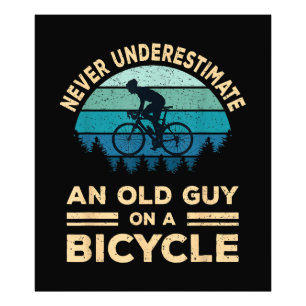 Aldrig underskatta en gammal kille på en cykel? fototryck