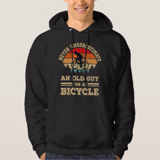 Aldrig underskatta en gammal kille på en cykel? hoodie
