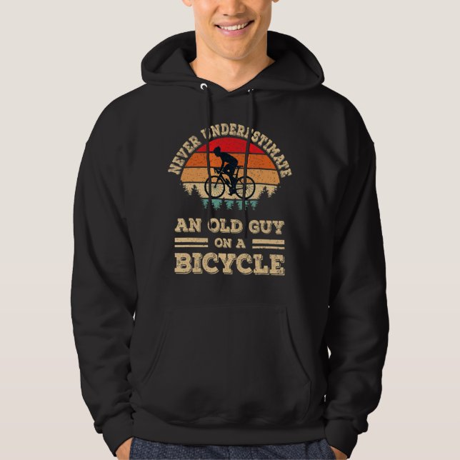 Aldrig underskatta en gammal kille på en cykel?  hoodie (Framsida)