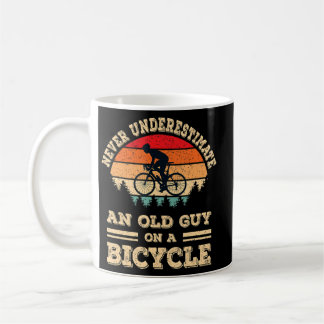 Aldrig underskatta en gammal kille på en cykel?  kaffemugg