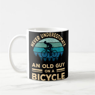 Aldrig underskatta en gammal kille på en cykel? kaffemugg