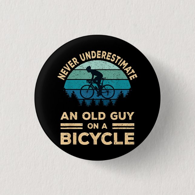 Aldrig underskatta en gammal kille på en cykel? knapp (Framsida)