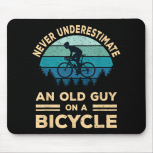 Aldrig underskatta en gammal kille på en cykel? musmatta