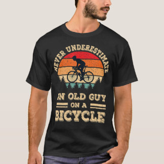 Aldrig underskatta en gammal kille på en cykel? t shirt